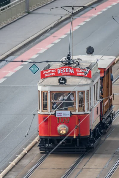 プラハ2021を通るトラムパレード電気トラムの運転開始130周年を記念して — ストック写真