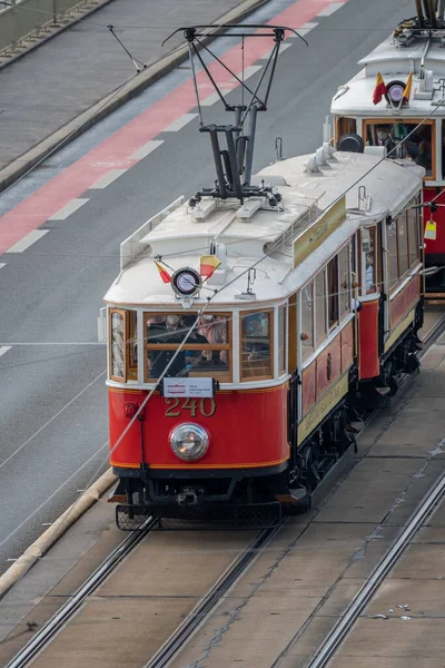 プラハ2021を通るトラムパレード電気トラムの運転開始130周年を記念して — ストック写真