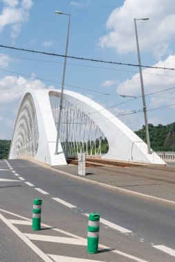 Troja Köprüsü, Prag 'da Vltava Nehri' ni geçen bir yay yay köprü. Ekim 2014 'te trafiğe açıldı. Köprü 262 metre uzunluğundaydı. Mott MacDonald ve Koucky Architects tarafından tasarlanmış ve Metrostav tarafından inşa edilmiştir. Dümen.