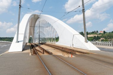 Troja Köprüsü, Prag 'da Vltava Nehri' ni geçen bir yay yay köprü. Ekim 2014 'te trafiğe açıldı. Köprü 262 metre uzunluğundaydı. Mott MacDonald ve Koucky Architects tarafından tasarlanmış ve Metrostav tarafından inşa edilmiştir. Dümen.