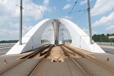 Troja Köprüsü, Prag 'da Vltava Nehri' ni geçen bir yay yay köprü. Ekim 2014 'te trafiğe açıldı. Köprü 262 metre uzunluğundaydı. Mott MacDonald ve Koucky Architects tarafından tasarlanmış ve Metrostav tarafından inşa edilmiştir. Dümen.