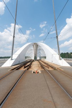 Troja Köprüsü, Prag 'da Vltava Nehri' ni geçen bir yay yay köprü. Ekim 2014 'te trafiğe açıldı. Köprü 262 metre uzunluğundaydı. Mott MacDonald ve Koucky Architects tarafından tasarlanmış ve Metrostav tarafından inşa edilmiştir. Dümen.