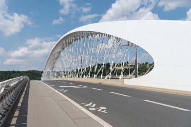 Troja Köprüsü, Prag 'da Vltava Nehri' ni geçen bir yay yay köprü. Ekim 2014 'te trafiğe açıldı. Köprü 262 metre uzunluğundaydı. Mott MacDonald ve Koucky Architects tarafından tasarlanmış ve Metrostav tarafından inşa edilmiştir. Dümen.