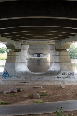 Troja Köprüsü, Prag 'da Vltava Nehri' ni geçen bir yay yay köprü. Ekim 2014 'te trafiğe açıldı. Köprü 262 metre uzunluğundaydı. Mott MacDonald ve Koucky Architects tarafından tasarlanmış ve Metrostav tarafından inşa edilmiştir. Dümen.