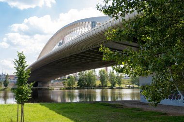 Troja Köprüsü, Prag 'da Vltava Nehri' ni geçen bir yay yay köprü. Ekim 2014 'te trafiğe açıldı. Köprü 262 metre uzunluğundaydı. Mott MacDonald ve Koucky Architects tarafından tasarlanmış ve Metrostav tarafından inşa edilmiştir. Dümen.