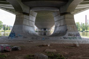 Troja Köprüsü, Prag 'da Vltava Nehri' ni geçen bir yay yay köprü. Ekim 2014 'te trafiğe açıldı. Köprü 262 metre uzunluğundaydı. Mott MacDonald ve Koucky Architects tarafından tasarlanmış ve Metrostav tarafından inşa edilmiştir. Dümen.