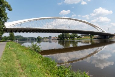 Troja Köprüsü, Prag 'da Vltava Nehri' ni geçen bir yay yay köprü. Ekim 2014 'te trafiğe açıldı. Köprü 262 metre uzunluğundaydı. Mott MacDonald ve Koucky Architects tarafından tasarlanmış ve Metrostav tarafından inşa edilmiştir. Dümen.