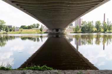Troja Köprüsü, Prag 'da Vltava Nehri' ni geçen bir yay yay köprü. Ekim 2014 'te trafiğe açıldı. Köprü 262 metre uzunluğundaydı. Mott MacDonald ve Koucky Architects tarafından tasarlanmış ve Metrostav tarafından inşa edilmiştir. Dümen.