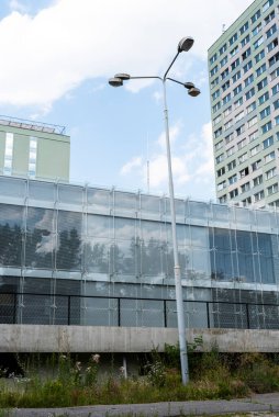 Bu kampüste birkaç bina var. Bölümlerin çoğunluğu, fakülte kütüphanesinin ve Dil Eğitimi Bölümü 