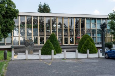 Bu kampüste birkaç bina var. Bölümlerin çoğunluğu, fakülte kütüphanesinin ve Dil Eğitimi Bölümü 