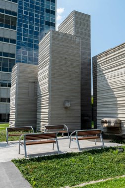 Bu kampüste birkaç bina var. Bölümlerin çoğunluğu, fakülte kütüphanesinin ve Dil Eğitimi Bölümü 