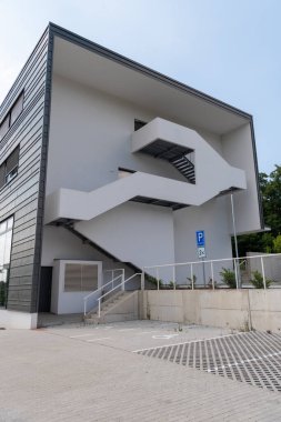 Bu kampüste birkaç bina var. Bölümlerin çoğunluğu, fakülte kütüphanesinin ve Dil Eğitimi Bölümü 