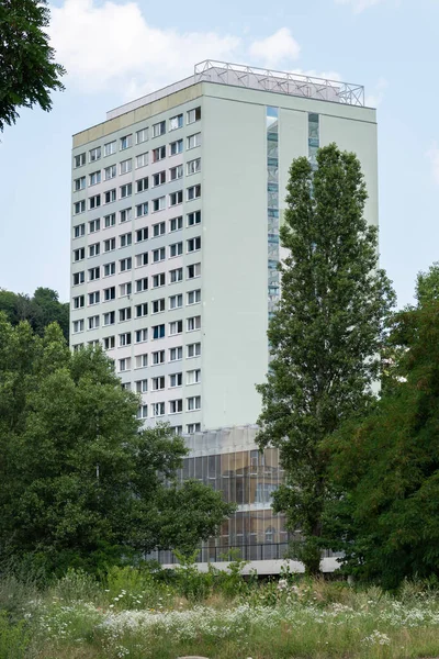 Bu kampüste birkaç bina var. Bölümlerin çoğunluğu, fakülte kütüphanesinin ve Dil Eğitimi Bölümü 