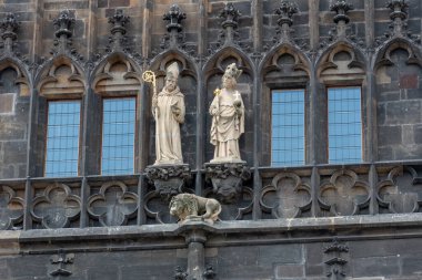 Eski Şehir Köprüsü Kulesi Avrupa 'nın en güzel Gotik binalarından biri olarak kabul edilir..