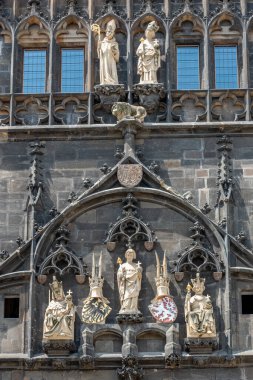 Eski Şehir Köprüsü Kulesi Avrupa 'nın en güzel Gotik binalarından biri olarak kabul edilir..