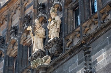 Eski Şehir Köprüsü Kulesi Avrupa 'nın en güzel Gotik binalarından biri olarak kabul edilir..