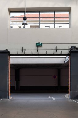 Rustonka 'daki Elektrik Şirketleri ve Pankrc tramvay istasyonunda işletilen otobüs garajları küçük ve tatminsiz olduğu için, 1929 yılında AP Yönetim Kurulu sadece AP otobüslerine yönelik garaj sorununa eğilmeye başladı.