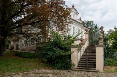 Hanspaulka, Prag 'ın Dejvice bölgesinde, eski bir çiftlik olan Maison de Plaisance tipinde dikdörtgen bir barok şatosudur.