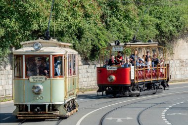 19. ve 20. yüzyıllardan kalma tarihi Prag tramvayları, Ringhoffer fabrikasında üretiliyor. Zarif görünüşleriyle ünlüydüler ve yıllarca filonun temelini oluşturdular..