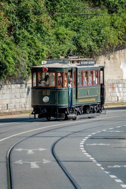 19. ve 20. yüzyıllardan kalma tarihi Prag tramvayları, Ringhoffer fabrikasında üretiliyor. Zarif görünüşleriyle ünlüydüler ve yıllarca filonun temelini oluşturdular..