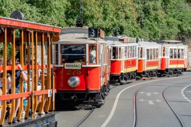 19. ve 20. yüzyıllardan kalma tarihi Prag tramvayları, Ringhoffer fabrikasında üretiliyor. Zarif görünüşleriyle ünlüydüler ve yıllarca filonun temelini oluşturdular..