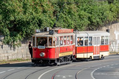 19. ve 20. yüzyıllardan kalma tarihi Prag tramvayları, Ringhoffer fabrikasında üretiliyor. Zarif görünüşleriyle ünlüydüler ve yıllarca filonun temelini oluşturdular..