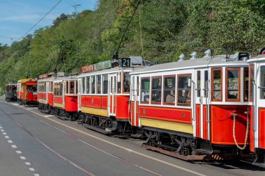 19. ve 20. yüzyıllardan kalma tarihi Prag tramvayları, Ringhoffer fabrikasında üretiliyor. Zarif görünüşleriyle ünlüydüler ve yıllarca filonun temelini oluşturdular..