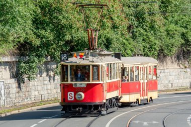 19. ve 20. yüzyıllardan kalma tarihi Prag tramvayları, Ringhoffer fabrikasında üretiliyor. Zarif görünüşleriyle ünlüydüler ve yıllarca filonun temelini oluşturdular..