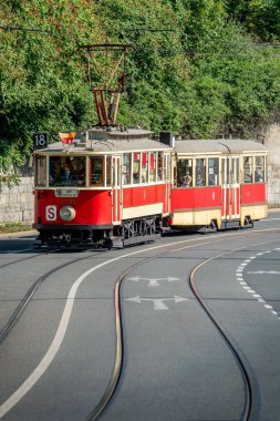 19. ve 20. yüzyıllardan kalma tarihi Prag tramvayları, Ringhoffer fabrikasında üretiliyor. Zarif görünüşleriyle ünlüydüler ve yıllarca filonun temelini oluşturdular..