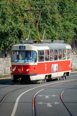 T3 tramvayı, 1960 'lardan beri CKD Tatra atölyesinde üretilen efsanevi bir Çekoslovak tramvayı. Dünyanın en yaygın kullanılan tramvay araçlarından biri haline geldi..