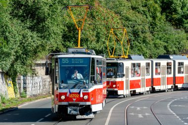 Kare tasarımı ve elektronik ekipmanlarıyla 1990 'lardan kalma modern bir tip. Efsanevi T3 tramvayından sonra yolculara daha fazla konfor, güvenilirlik ve daha iyi koşullar sunuyor..
