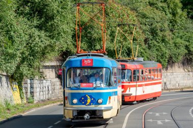 1989 yılında Prag 'ı gezmek ve çocukları anaokullarından taşımak için iki gezici araba inşa edildi. Kontrat gezilerinde ve nostaljik çizgilerde kullanılıyorlar..