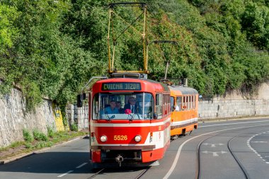 Prag Toplu Taşımacılık Şirketi 'nin yeni sürücüleri eğitmek ve kursları yenilemek için kullandığı eğitim arabalarından biri. T3 tramvayı efsanevi bir Çekoslovakya elektrikli tramvay modelidir.. 