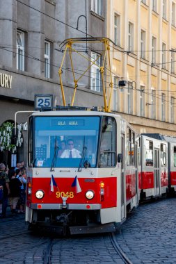 KT8D5 1980 'lerden kalma çift yönlü tramvay, büyük kapasiteli taşımacılık için tasarlanmış üç bölüm ve geniş bir iç mekan.