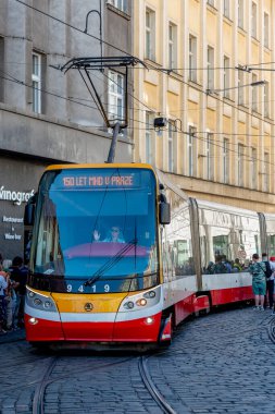 Skoda 15T. Prag için geliştirilmiş, döner motorlu, çok katlı bir tramvay. Yüksek konfor, rahat sürüş ve kolaylık sunar