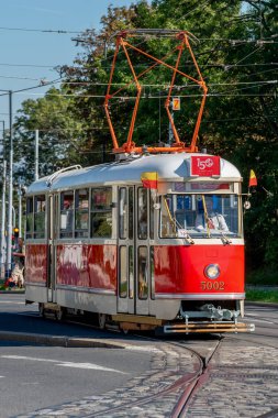 Modern bir görünüm ve yeni teknik standartlar getiren Amerikan PCC 'sinden esinlenerek 1950' lerden kalma ilk seri üretim CKD Tatra tramvayı.