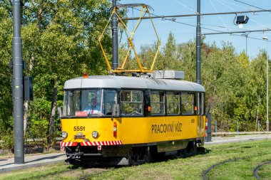 Sadece Hostivar 'daki Tram Tamir Tesisi' nde kullanılan özel araçlar, tiristor nabız düzenlemesi ve tipik manuel kontrollü kısa bir T3 araç platformunda oluşturuldu..