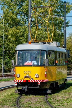 Sadece Hostivar 'daki Tram Tamir Tesisi' nde kullanılan özel araçlar, tiristor nabız düzenlemesi ve tipik manuel kontrollü kısa bir T3 araç platformunda oluşturuldu..