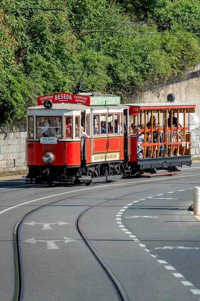 19. ve 20. yüzyıllardan kalma tarihi Prag tramvayları, Ringhoffer fabrikasında üretiliyor. Zarif görünüşleriyle ünlüydüler ve yıllarca filonun temelini oluşturdular..