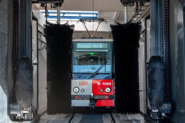 KT8D5.RN2P orijinal KT8D5 tramvayının modernize edilmiş bir versiyonu, yolcuların erişebilirliğini ve rahatlığını önemli ölçüde artıran, alt katın orta bölümü değiştirilmiş bir tramvayı