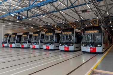 Skoda 52T ForCity Plus Yeni% 100 düşük katlı Prag tramvayı, 32 metre uzunluğunda, 70 'i de dahil olmak üzere 243 yolcu kapasitesine sahip. Havalandırma ve modern bilgi sistemleri ile donatılmış.