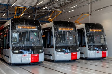 Skoda 52T ForCity Plus Yeni% 100 düşük katlı Prag tramvayı, 32 metre uzunluğunda, 70 'i de dahil olmak üzere 243 yolcu kapasitesine sahip. Havalandırma ve modern bilgi sistemleri ile donatılmış.