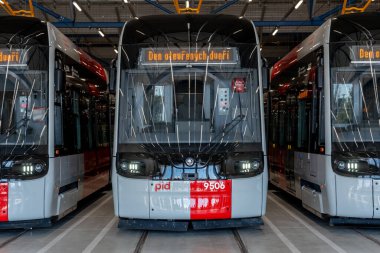 Skoda 52T ForCity Plus Yeni% 100 düşük katlı Prag tramvayı, 32 metre uzunluğunda, 70 'i de dahil olmak üzere 243 yolcu kapasitesine sahip. Havalandırma ve modern bilgi sistemleri ile donatılmış.