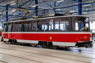 Kare tasarımı ve elektronik ekipmanlarıyla 1990 'lardan kalma modern bir tip. Efsanevi T3 tramvayından sonra yolculara daha fazla konfor, güvenilirlik ve daha iyi koşullar sunuyor..