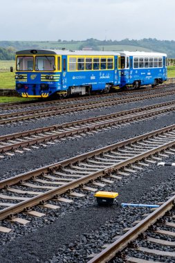Çek Demiryolu Serisi 810, bölgesel yolcu taşımacılığı için popüler bir Çekoslovak dizel tren, güvenilirliği ve basit tasarımı ile tanınıyor.