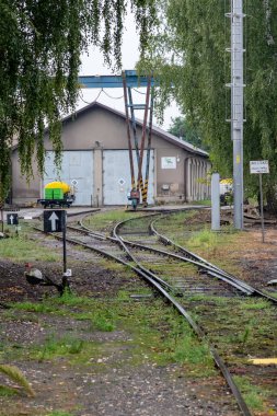 Demiryolu deposu, depolama, temel bakım ve lokomotiflerin ve arabaların korunması için kullanılan bir binadır. Rayları, kapalı tezgahları, atölyeleri ve malzeme deposu çoğunlukla deponun bir parçasıdır..