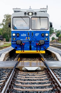 Deneysel demiryolu 811 Edita, eşsiz bir Çekoslovak dizel treni bölgesel yolcu taşımacılığı için yeni teknolojileri test ediyor.