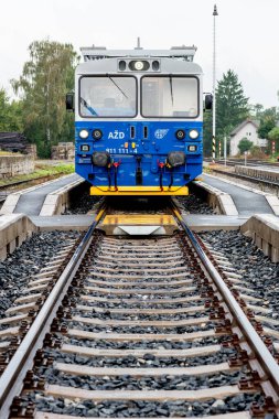 Deneysel demiryolu 811 Edita, eşsiz bir Çekoslovak dizel treni bölgesel yolcu taşımacılığı için yeni teknolojileri test ediyor.