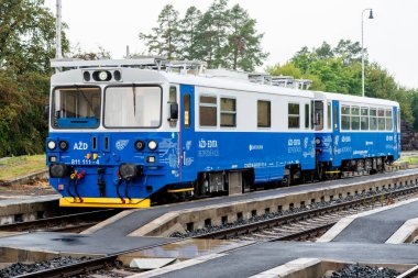 Deneysel demiryolu 811 Edita, eşsiz bir Çekoslovak dizel treni bölgesel yolcu taşımacılığı için yeni teknolojileri test ediyor.