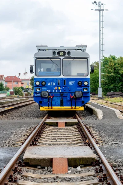 Deneysel demiryolu 811 Edita, eşsiz bir Çekoslovak dizel treni bölgesel yolcu taşımacılığı için yeni teknolojileri test ediyor.
